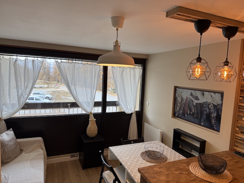 Découvrez notre nouveau studio à Montgenèvre, idéalement situé au pied des pistes. Confort moderne et accès direct aux pistes pour un séjour parfait en montagne.