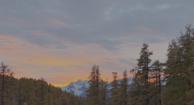 Location studio avec parking et vue sur les montagnes des ecrins à Montgenevre
