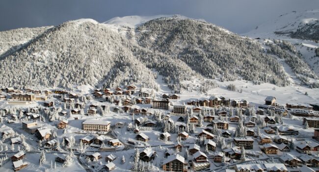 蒙热涅夫滑雪道全览：初学者区域、运动级雪道、通往 Via Lattea 的跨国连接，以及了解这片阿尔卑斯滑雪地形的核心信息