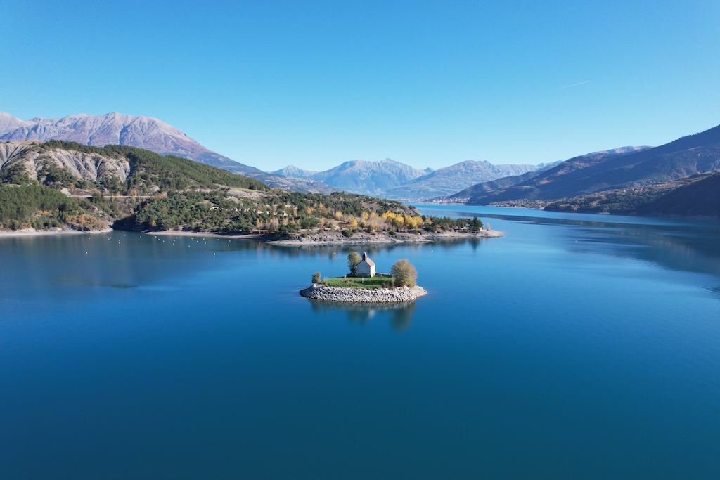 Visite du Lac de Serre-Ponçon au cœur des Hautes Alpes du Sud
